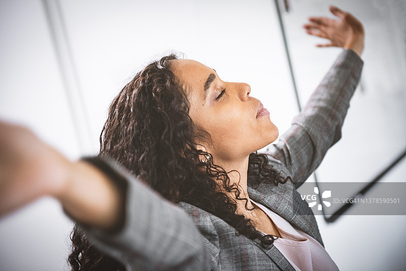 成功的年轻女商人，在办公室放松身心图片素材