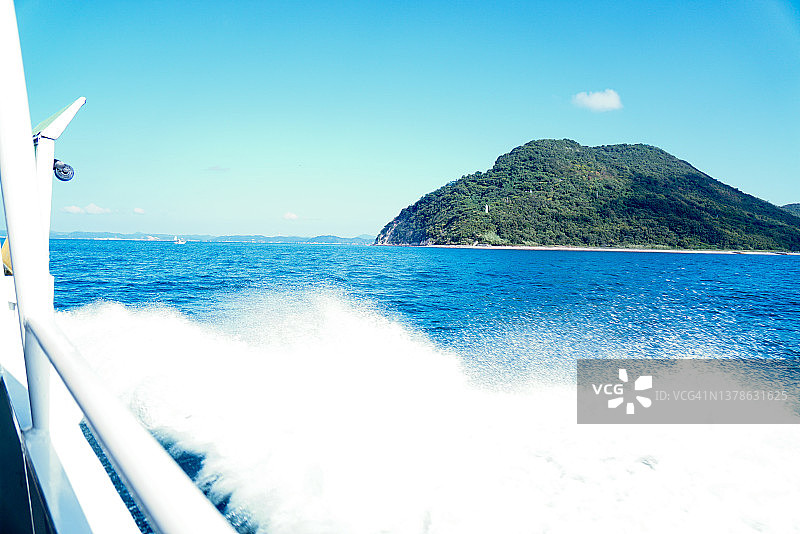 船激起的大片水花图片素材