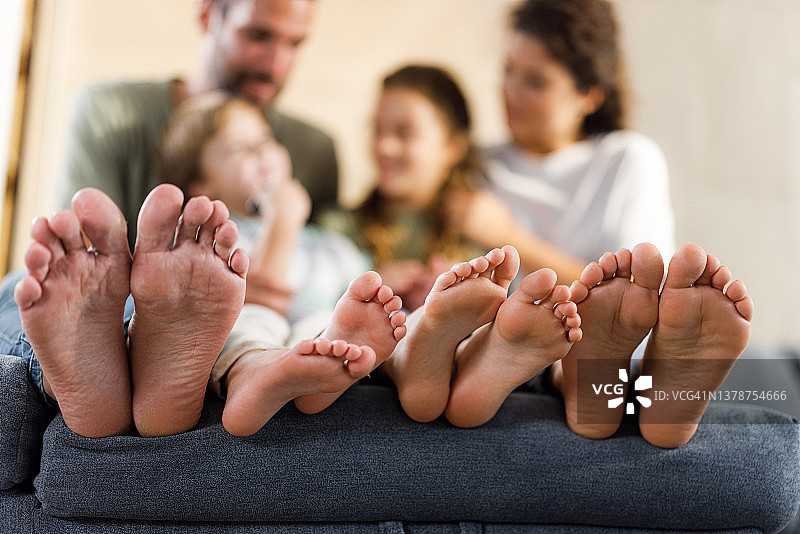 赤脚家庭居家生活图片素材