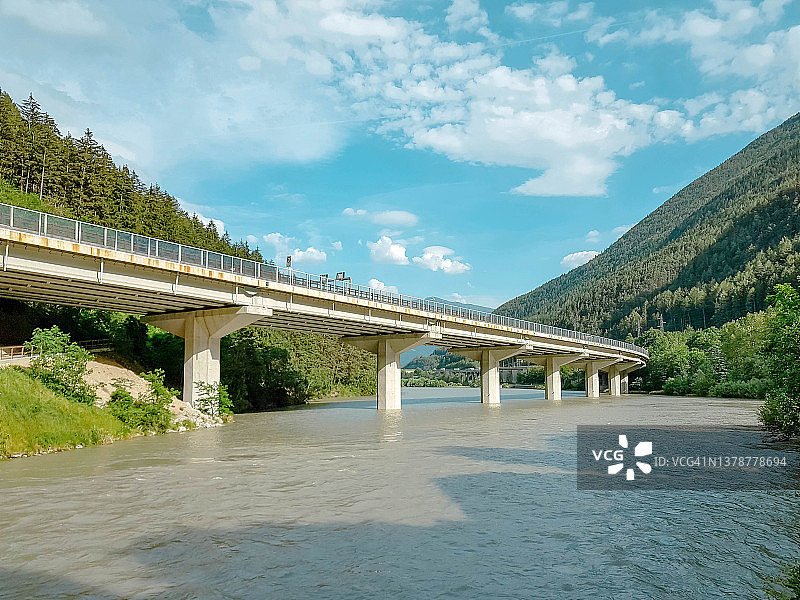 河上的桥梁图片素材