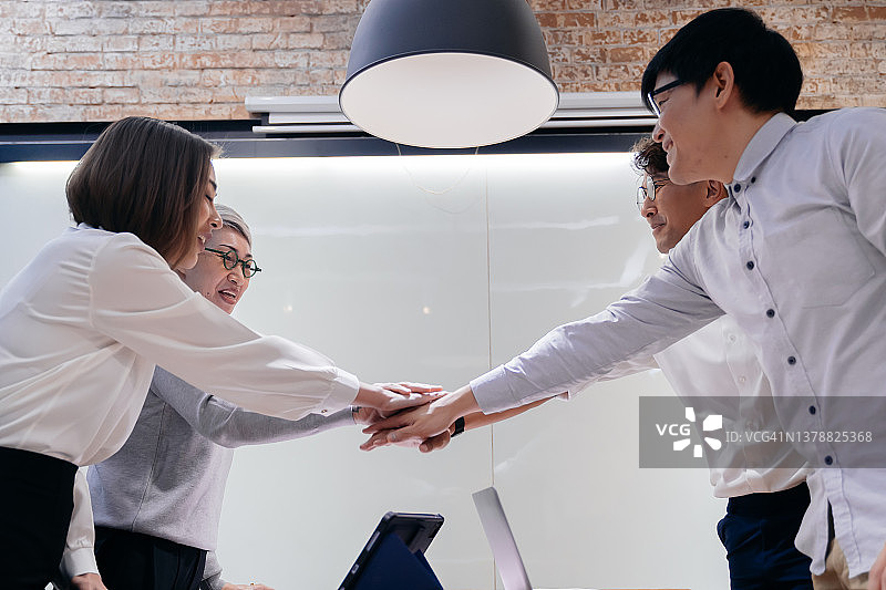 手叠手的商务人士图片素材