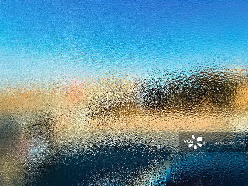 雨后巴士车窗外的模糊街景图片素材