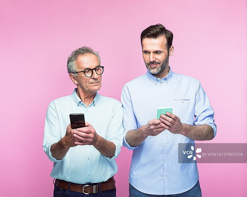 父子偷看对方的手机图片素材