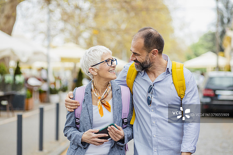 相爱的年长夫妇在户外拥抱图片素材