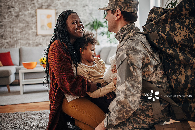 战争结束后回家的士兵图片素材