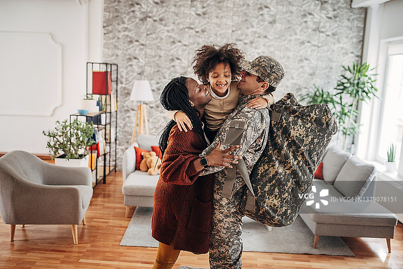 战争结束后，父亲和士兵回到家人身边图片素材