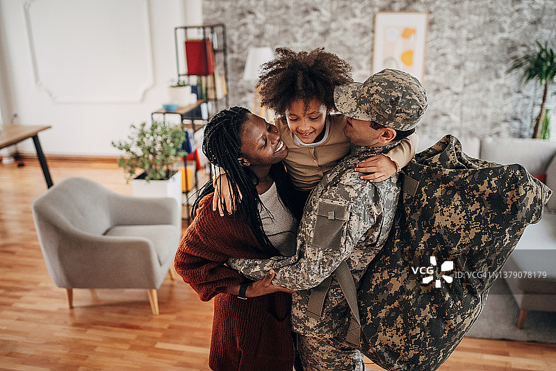 战争结束后回家的士兵图片素材