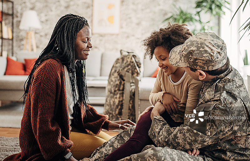 战争结束后回到家中的军人与家人团聚图片素材