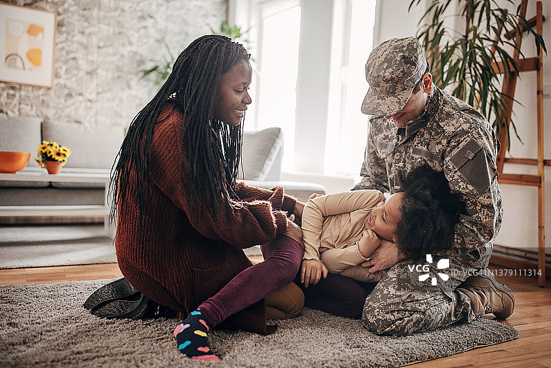 战争结束后回到家中的军人与家人团聚图片素材