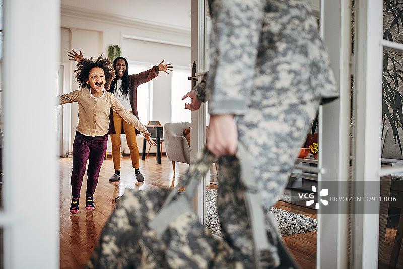 战争结束后士兵到家与家人团聚图片素材