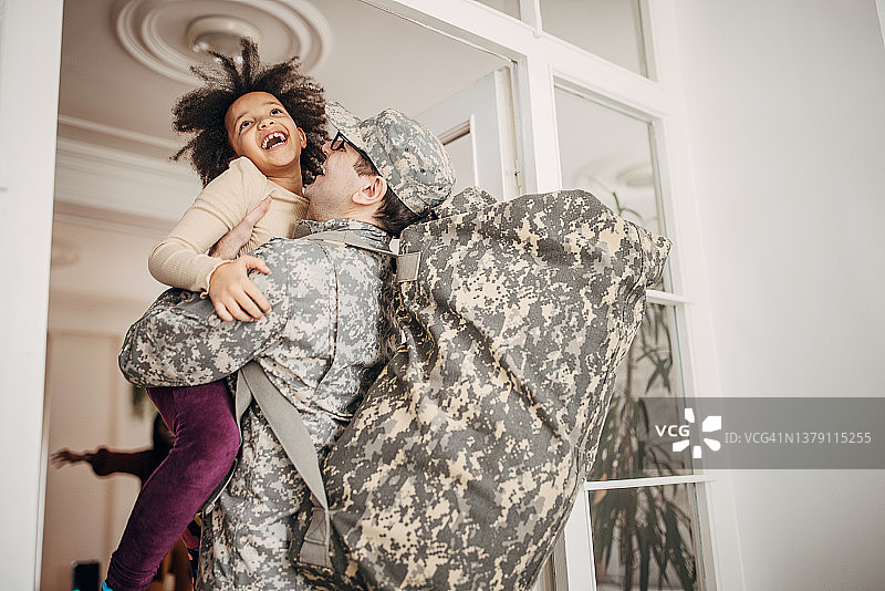 战争结束后士兵到家与家人团聚图片素材