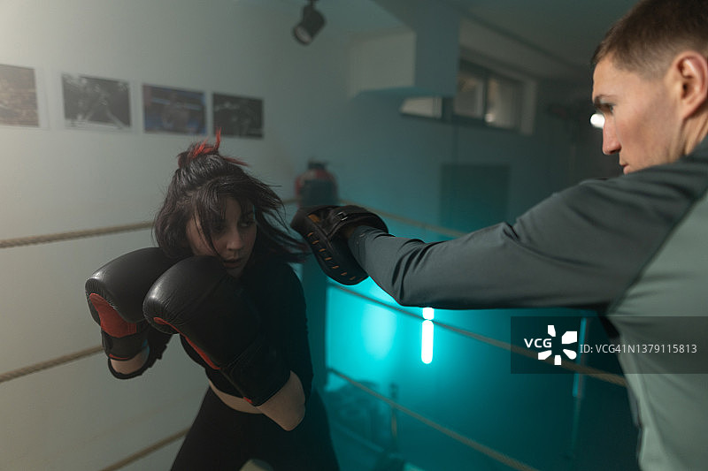 敏捷女拳击手图片素材