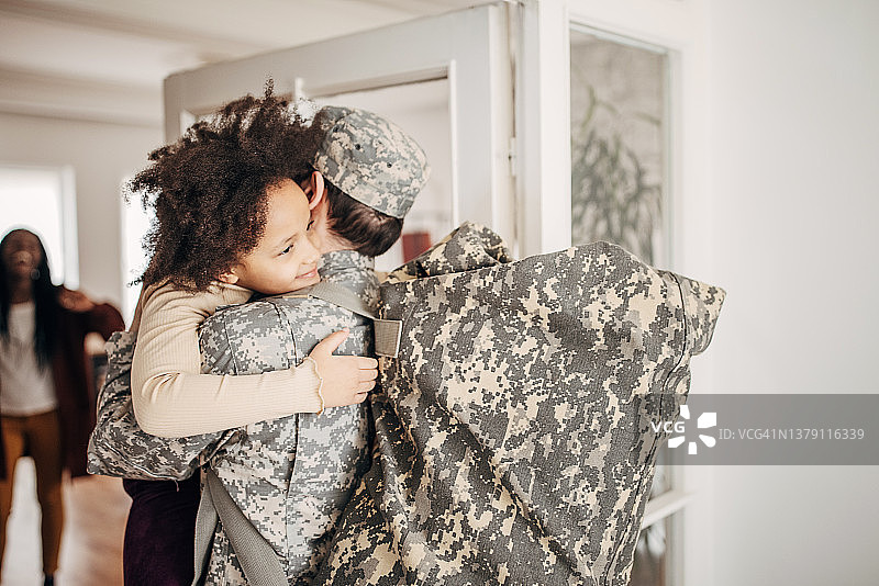 战争结束后士兵到家与家人团聚图片素材