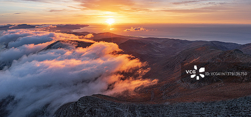 富埃特文图拉岛：从黎明云层中显现的山脉图片素材