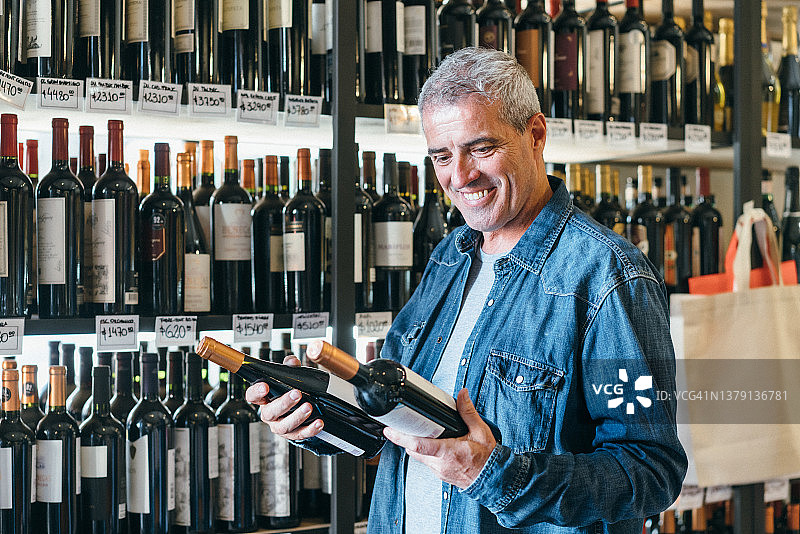 顾客在酒类商店选择葡萄酒图片素材