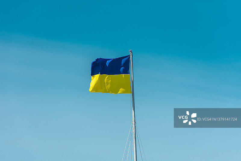 蓝天下乌克兰国旗景色图片素材