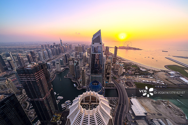迪拜码头日落时分的城市天际线和现代摩天大楼图片素材