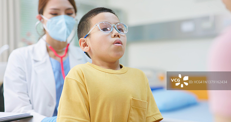 医生在医院检查儿童图片素材