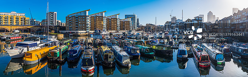 伦敦码头被公寓全景环绕的运河船只游艇图片素材