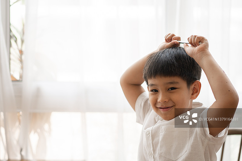 亚洲男孩学生在线学习班学习在线视频呼叫老师，快乐女孩学习英语在线笔记本电脑在家里。新常态Covid-19冠状病毒。社会距离。呆在家里图片素材