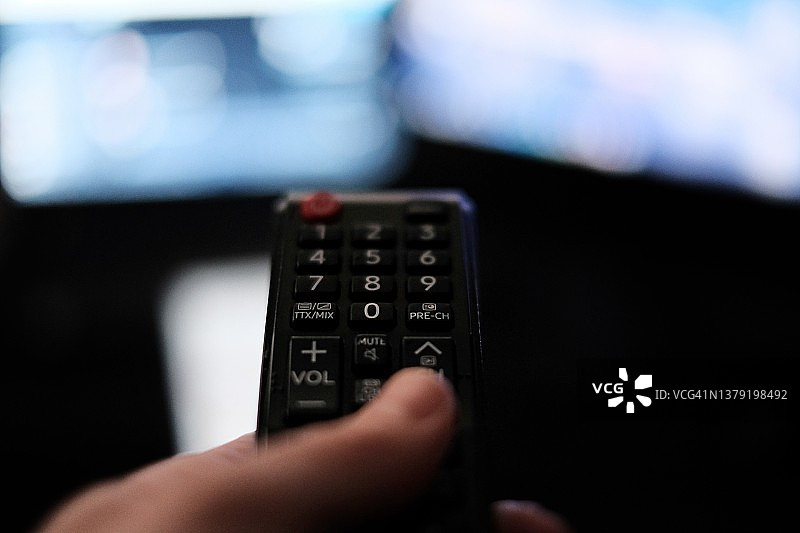 在床上看电视图片素材