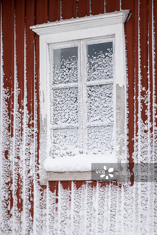 小屋窗户上的冰霜图片素材