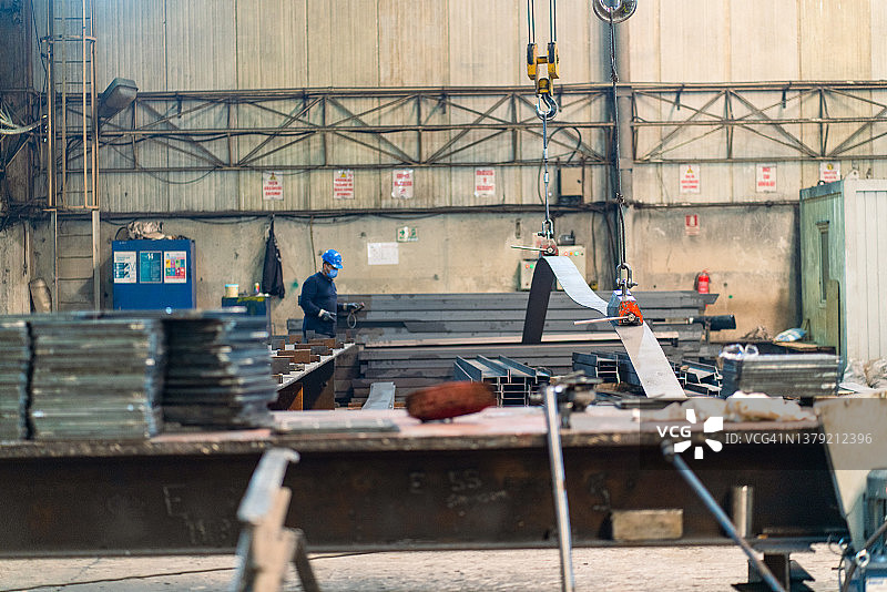 磁力起重机吊运钢板图片素材