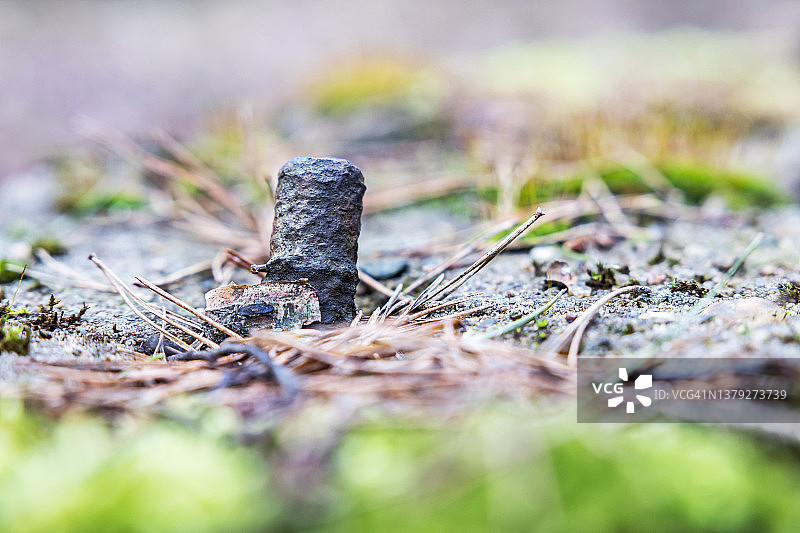 地面上的生锈金属钉图片素材