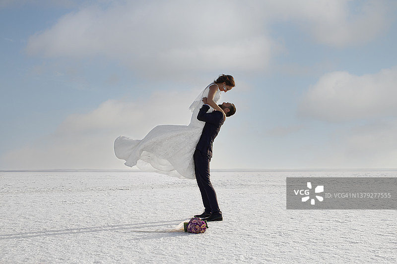 盐湖城中的新婚夫妇图片素材