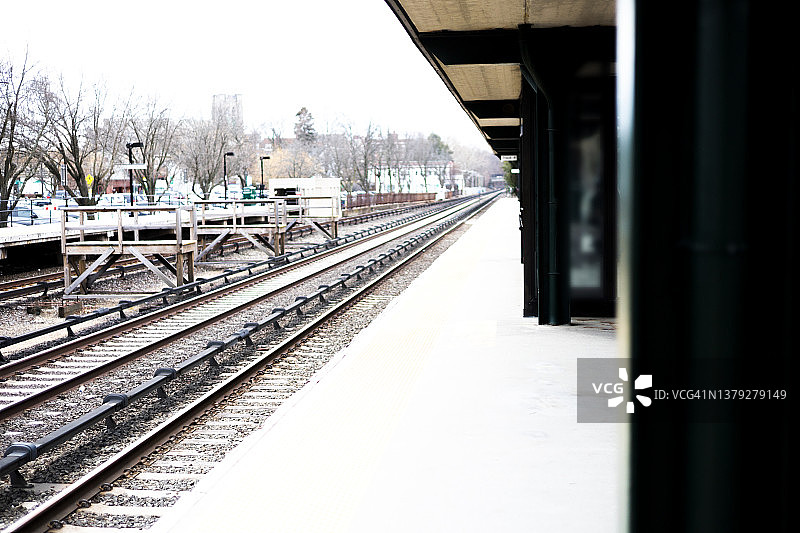 通勤列车站台俯瞰轨道图片素材