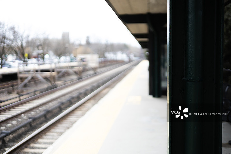 通勤列车站台俯瞰轨道图片素材