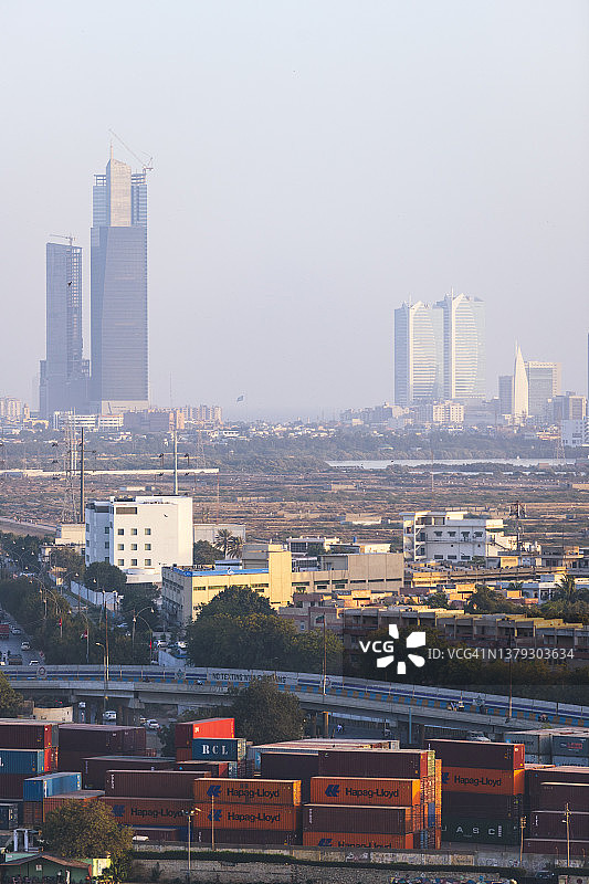 卡拉奇市的天际线和地标：巴里亚标志塔、海港前线和多尔门购物中心图片素材