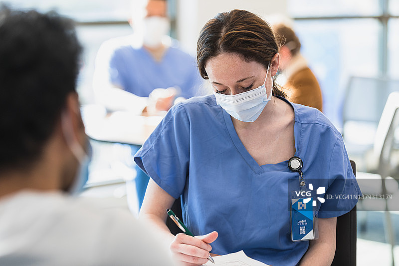 医生记录信息图片素材