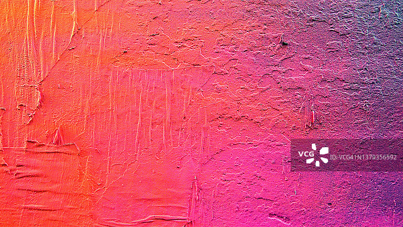 巴黎纹理墙壁上的彩色饱和油画与粘贴纸图片素材