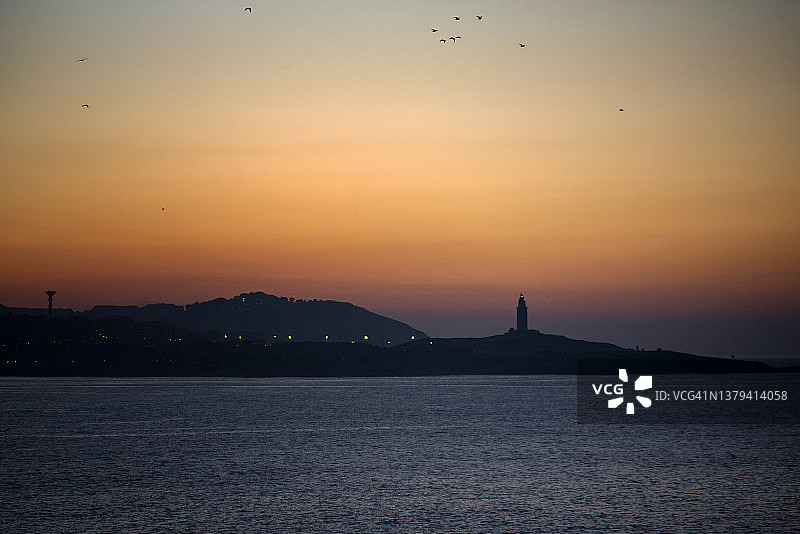 西班牙大力神塔日落轮廓图片素材