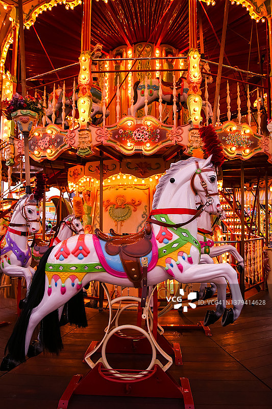 双层旋转木马图片素材