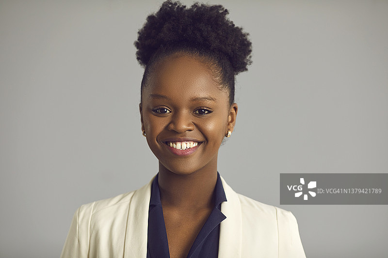 灰色背景上自信时尚的非裔美国女商人特写图片素材