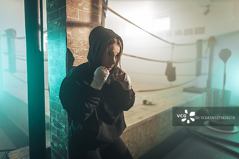 坚强的女孩图片素材