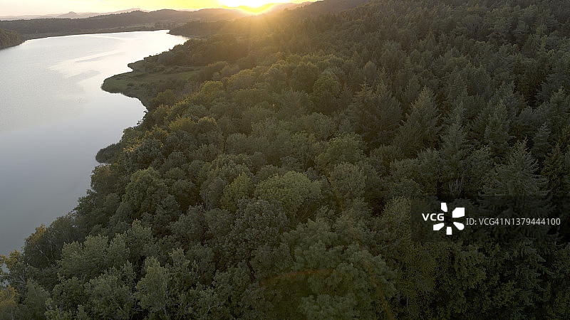 葱郁森林与湖泊的航拍景色图片素材