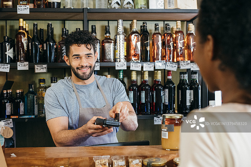 在便利店进行非接触式支付图片素材