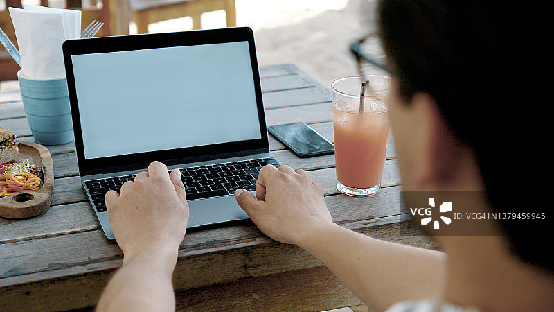 数字游民在咖啡馆工作，享受新鲜果汁图片素材