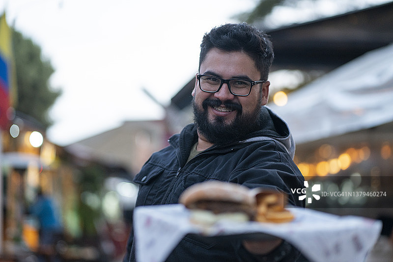 小餐馆顾客享用美味快餐图片素材