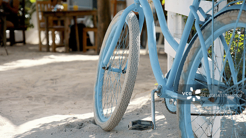 停在房子附近的蓝色公路自行车特写图片素材