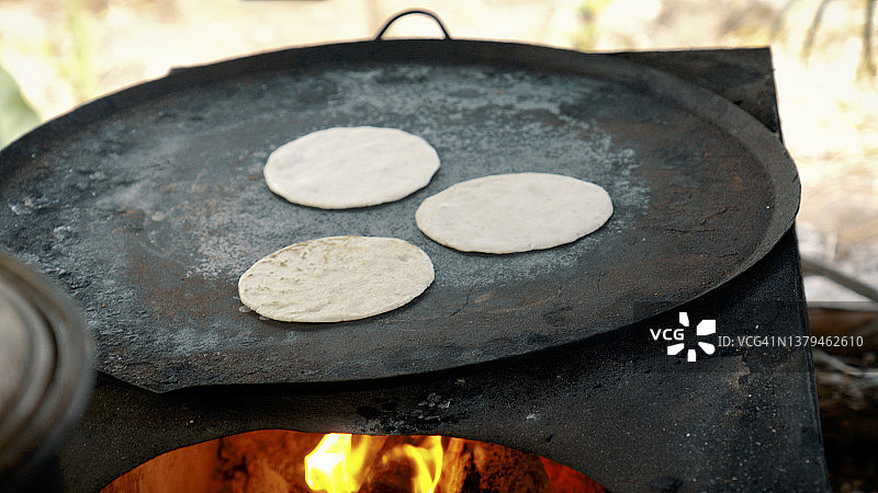 在火炉上烹饪扁面包的景色图片素材