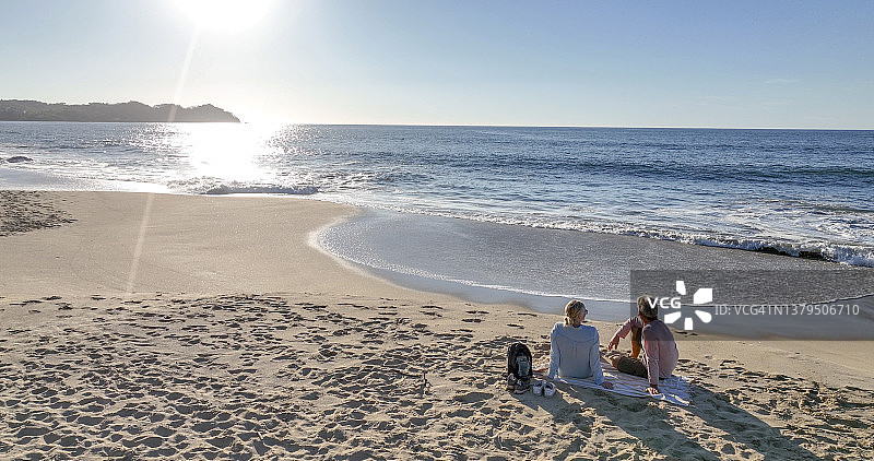 航拍一对中年夫妇在海滩上散步图片素材