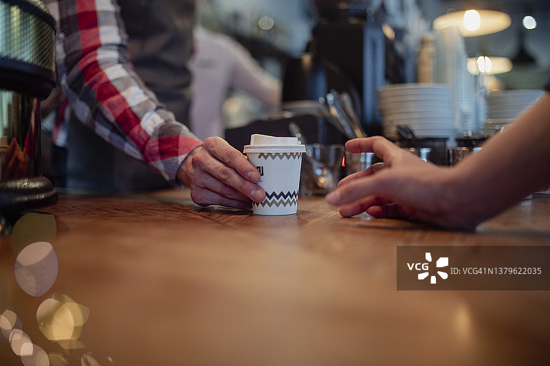 特写：服务员在自助餐厅向顾客出售咖啡图片素材