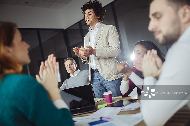 成功完成商务会议并获得掌声图片素材