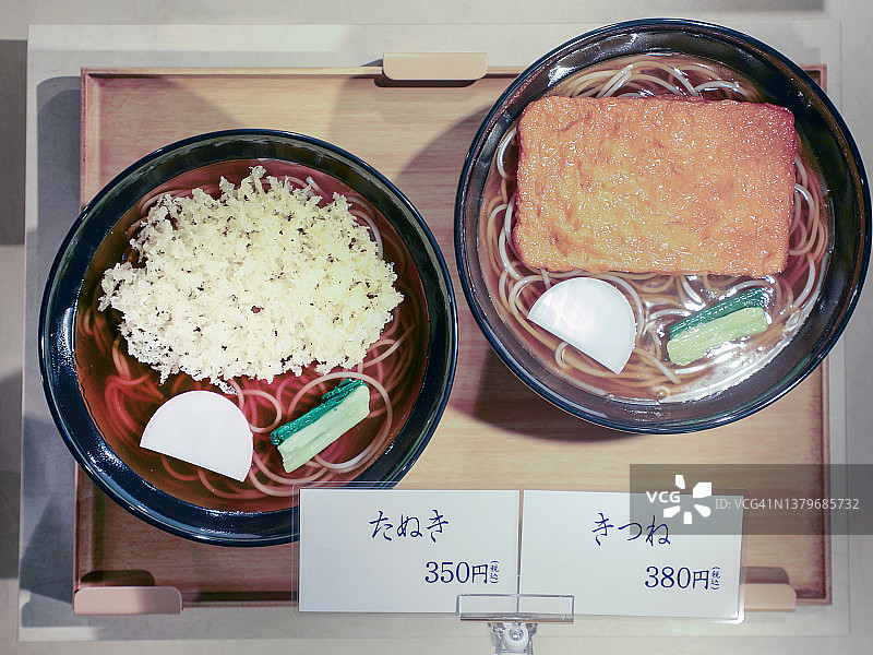 带汤荞麦面，狸猫和狐狸可选图片素材