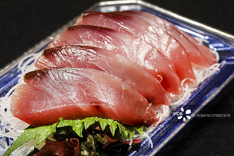 来自长崎的天然黄尾鱼生鱼片图片素材