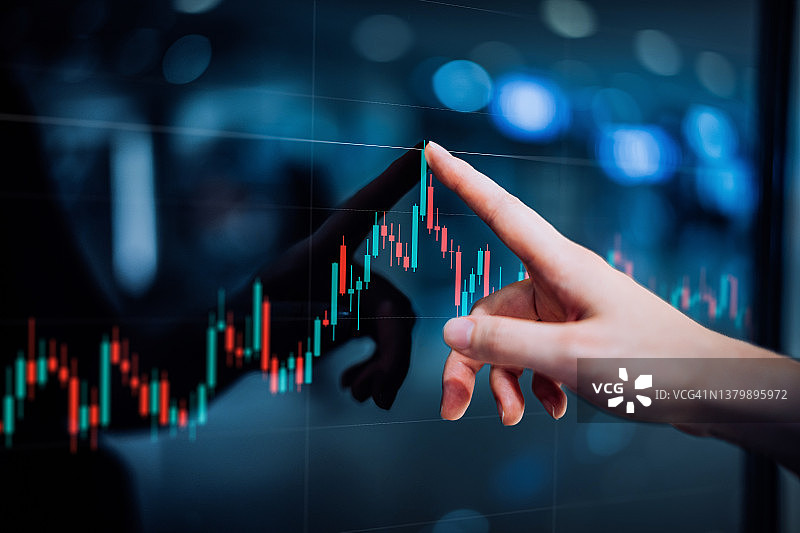 女手触摸股市分析数字显示屏，分析投资和金融交易数据特写图片素材